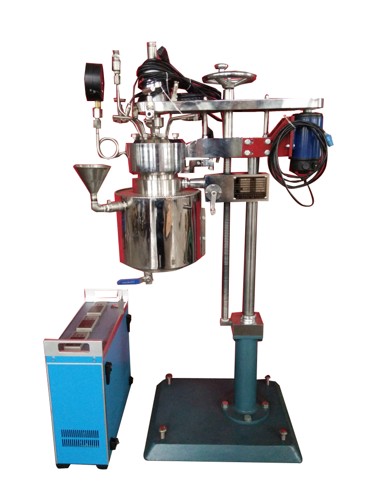 KCFD低壓系列--快開(kāi)卡環(huán)結(jié)構(gòu)-釜體下落、電加熱管加熱、翻轉(zhuǎn)出料側(cè)面照片