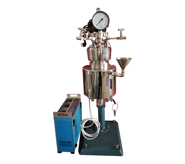 KCFD低壓系列--快開卡環(huán)結構-釜體下落、電加熱管加熱、翻轉出料正面照片