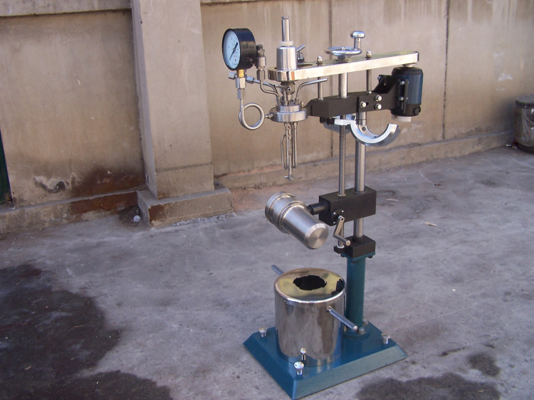 KCFD系列--快開卡環(huán)結(jié)構(gòu)-釜體下落、翻轉(zhuǎn)出料側(cè)面照片