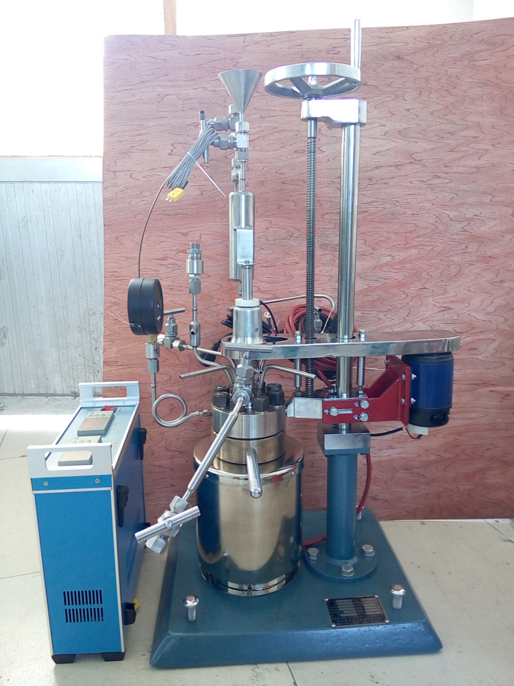 KCF系列-釜蓋升降，帶在線加料、在線取樣側(cè)面照片