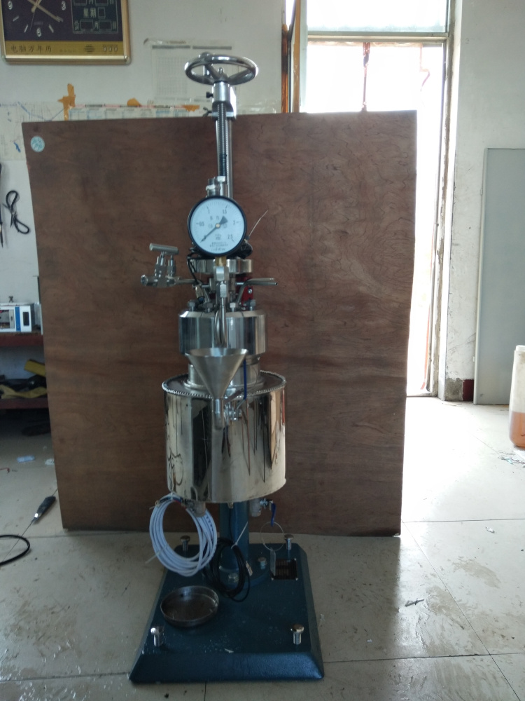 KCF系列--釜體可翻轉(zhuǎn)出料、夾套電加熱管加熱導(dǎo)熱油1