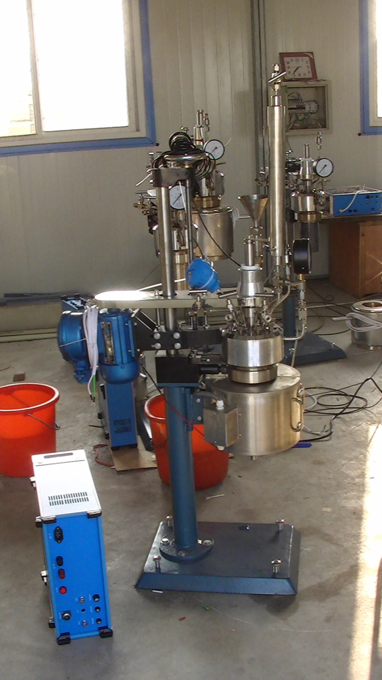 KCF系列--釜體可翻轉(zhuǎn)出料、開(kāi)啟式加熱爐側(cè)面照片