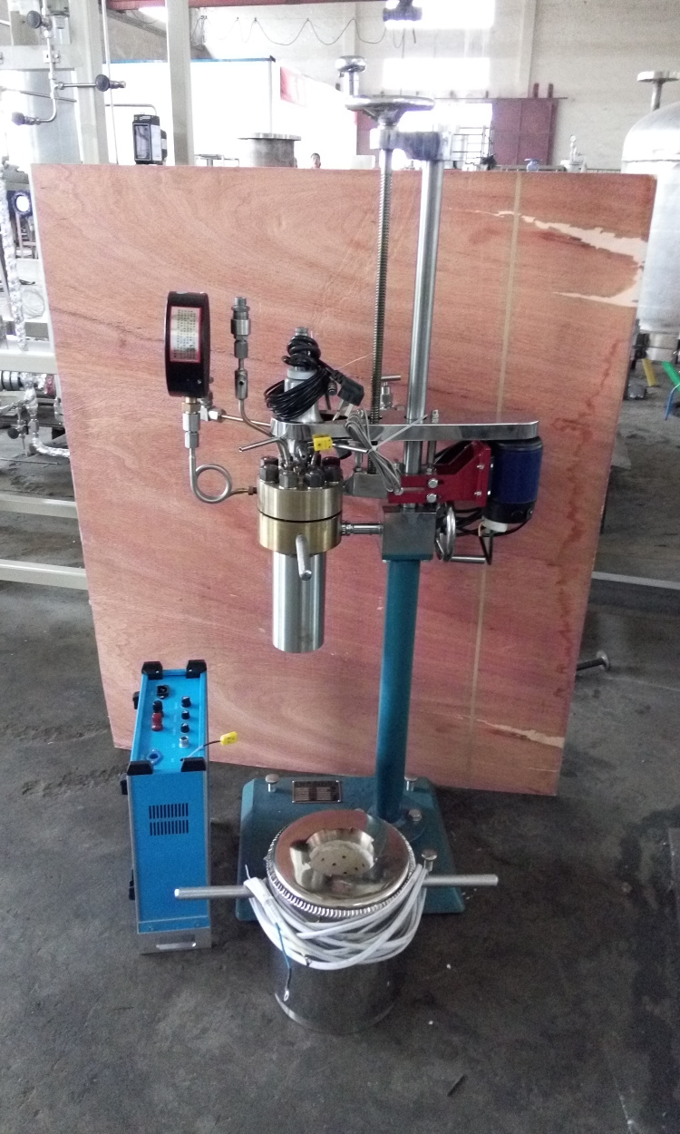 KCF系列--釜體可翻轉(zhuǎn)出料、可拆卸式電加熱側(cè)面照片