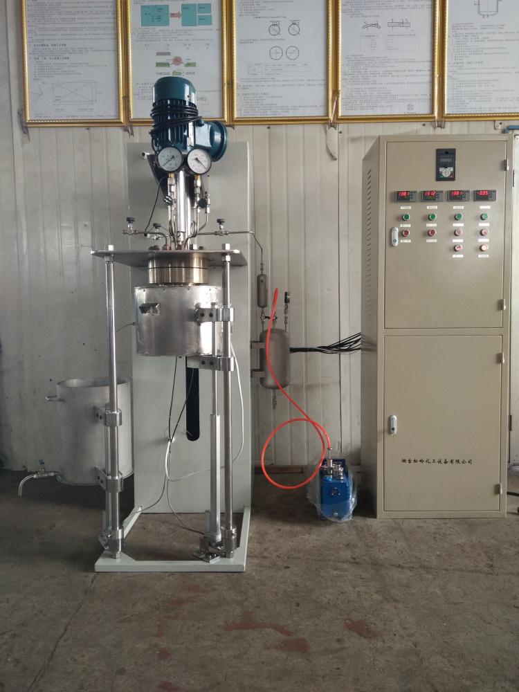 DFCF系列-釜體電動(dòng)升降翻轉(zhuǎn)、加熱爐和水槽電動(dòng)升降并可側(cè)移2